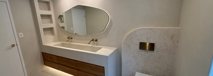 Suffolk Park microcement bathroom crafted by Modern Craftsman using Oltremateria Australia. Seamless, luxury finishes across Gold Coast, Brisbane and Byron Bay.