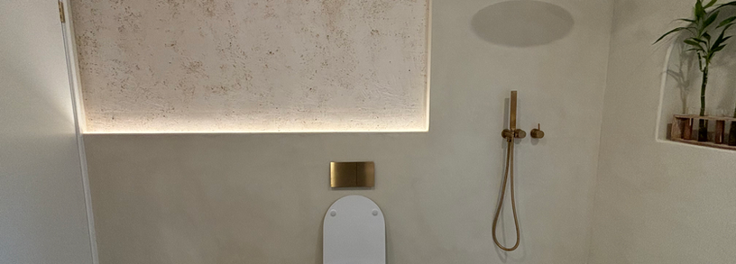 Suffolk Park microcement bathroom crafted by Modern Craftsman using Oltremateria Australia. Seamless, luxury finishes across Gold Coast, Brisbane and Byron Bay.