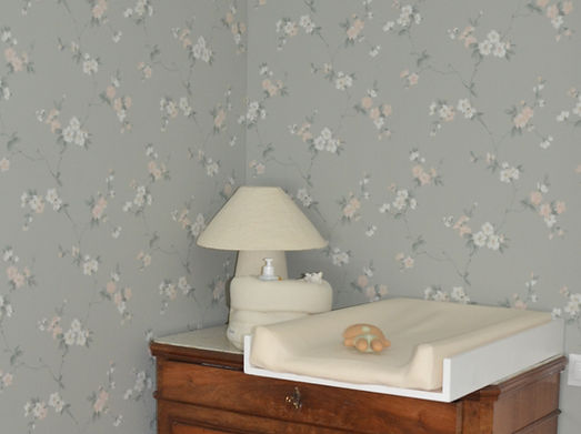 Mueble con lámpara, jabón y cambiador de habitación infantil en Molins de Rei (Barcelona)