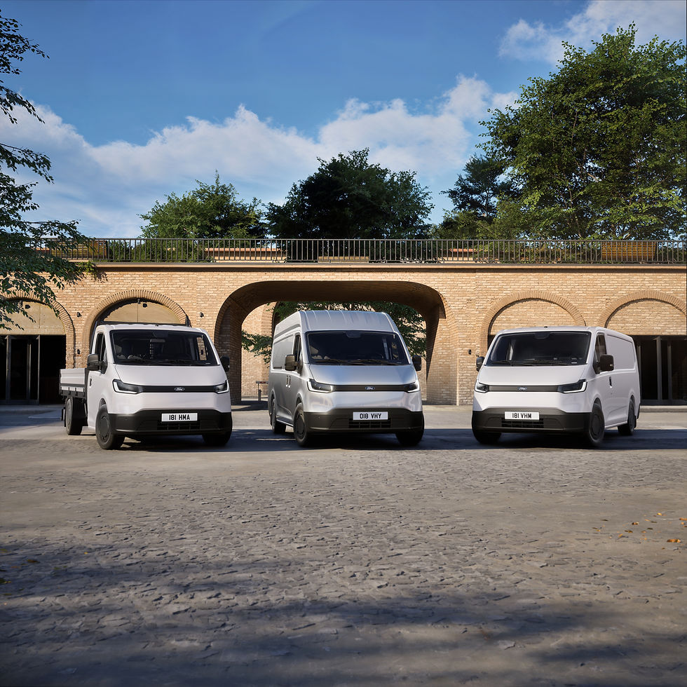 Drei weiße Ford Transit City Lieferwagen stehen nebeneinander vor einem Backsteinbogen. Sonniger Tag, blauem Himmel und grünen Bäumen im Hintergrund. Nummernschilder sichtbar.