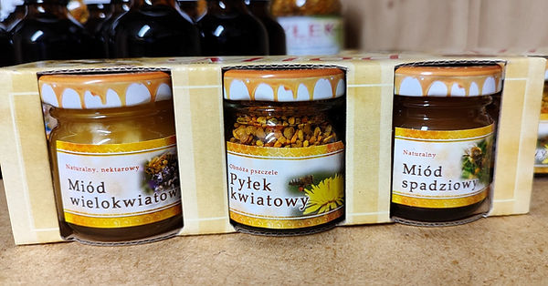 zestaw prezentowy z trzema małymi słoiczkami: z miodem wielokwiatowym, pyłkiem kwiatowym i miodem spadziowym w dekoracyjnym pudełku