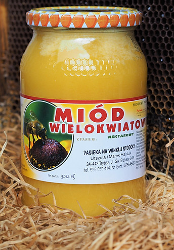 skrystalizowany miód wielokwiatowy w szklanym słoiku