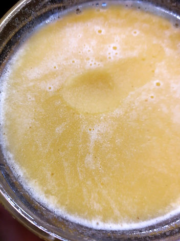 krystalizacja miodu w otwartym szklanym słoiku