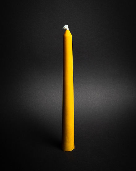 świeczka z naturalnego wosku pszczelego ,,prosta" na czarnym tle