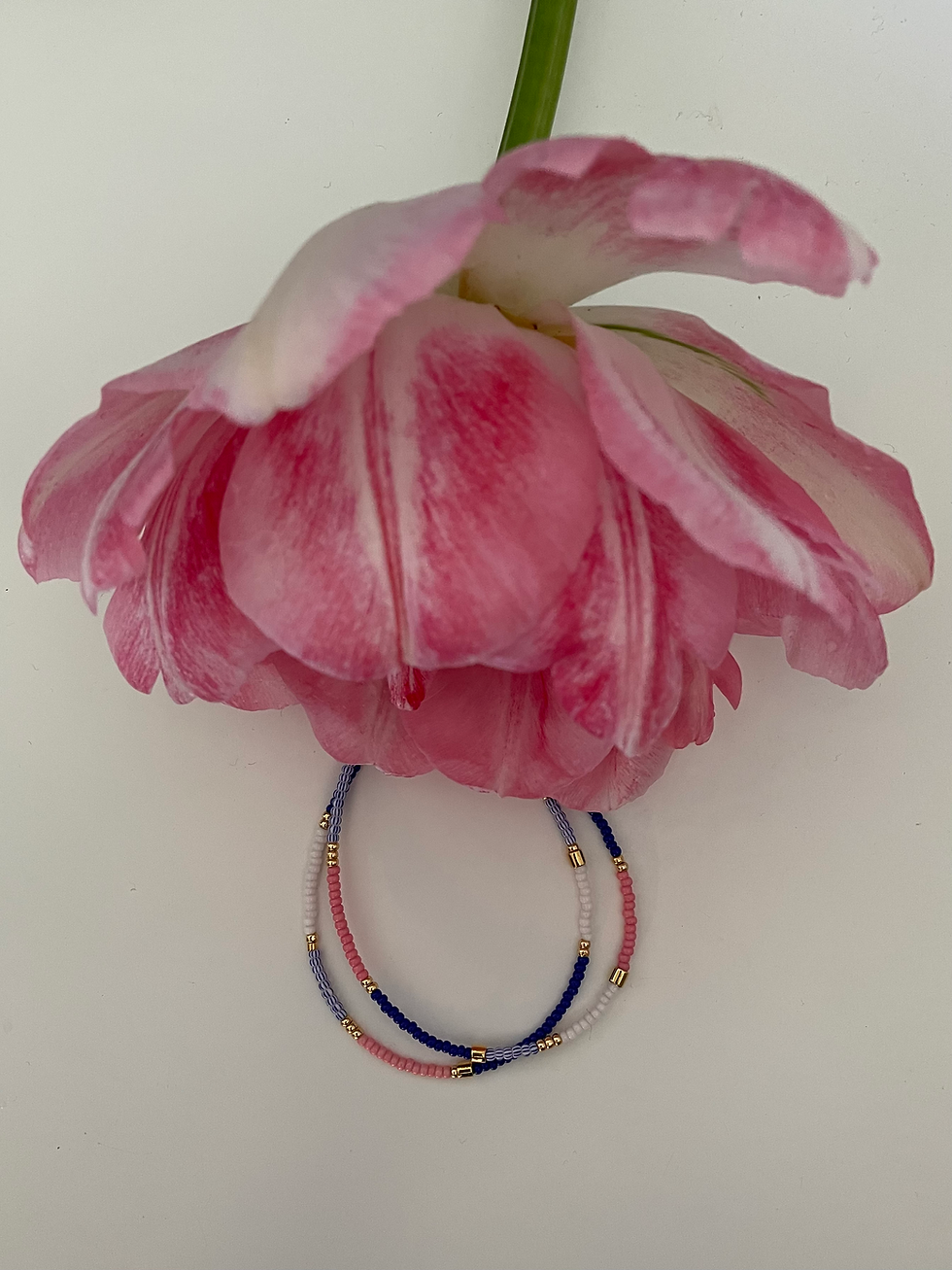 Miniaturebillede: Blue, white, gold & pink bracelet with 2 strings