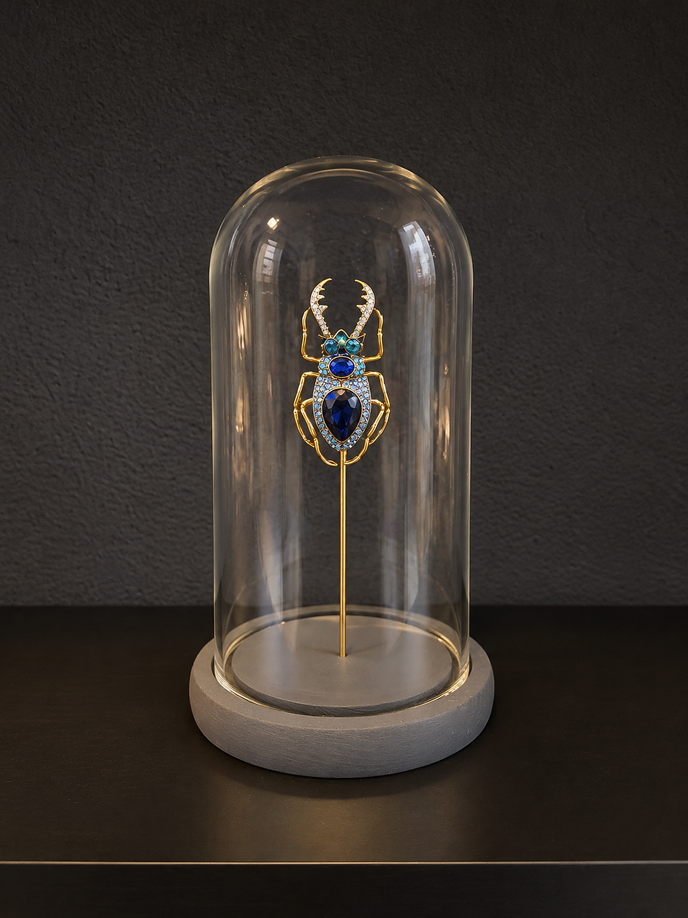 Insecte bijou bleu sous cloche en verre lucane cerf-volant