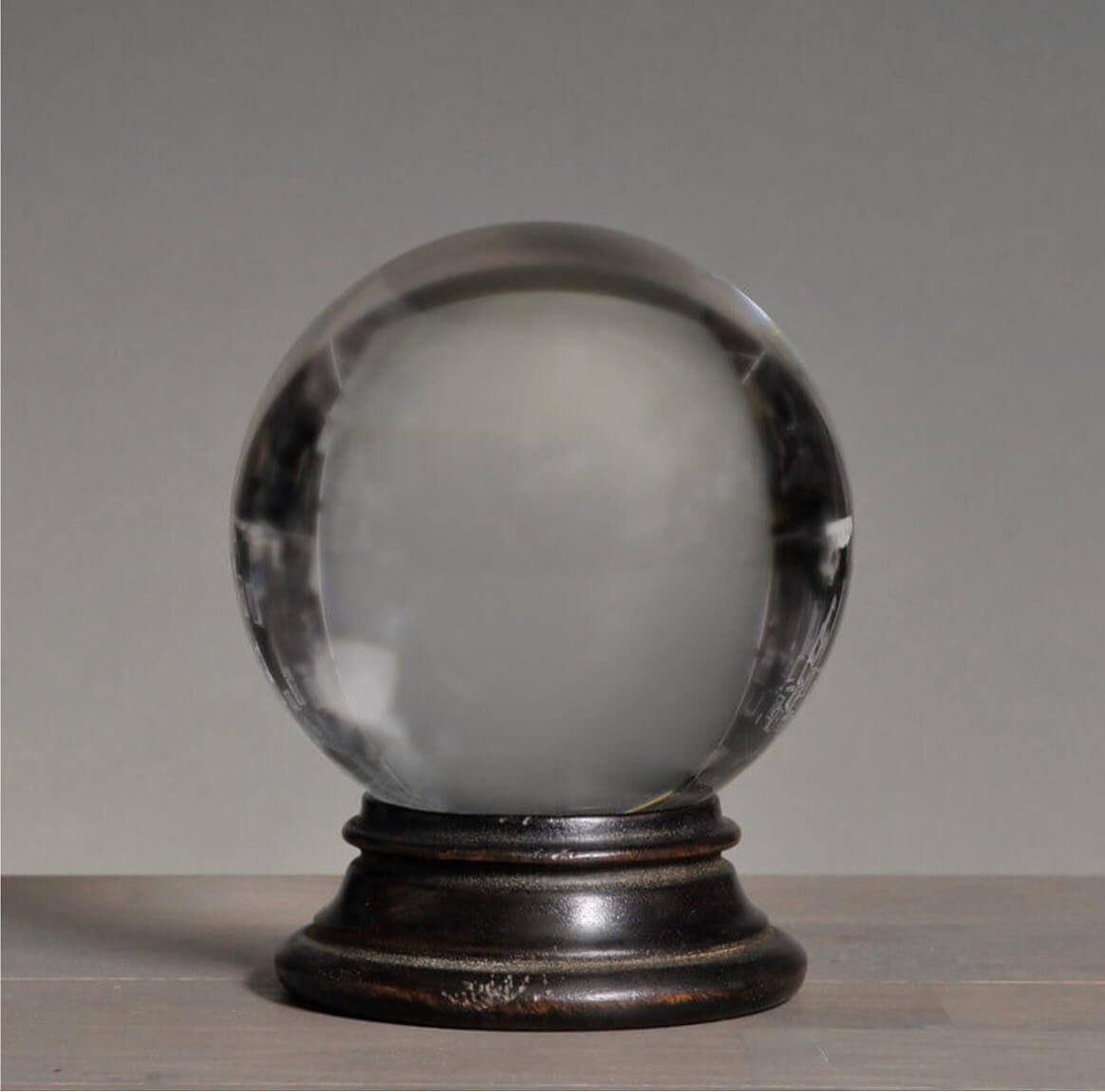 Boule de cristal de 18 centimètres de diamètre