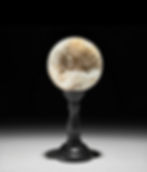 Sphère de quartz clair sur socle