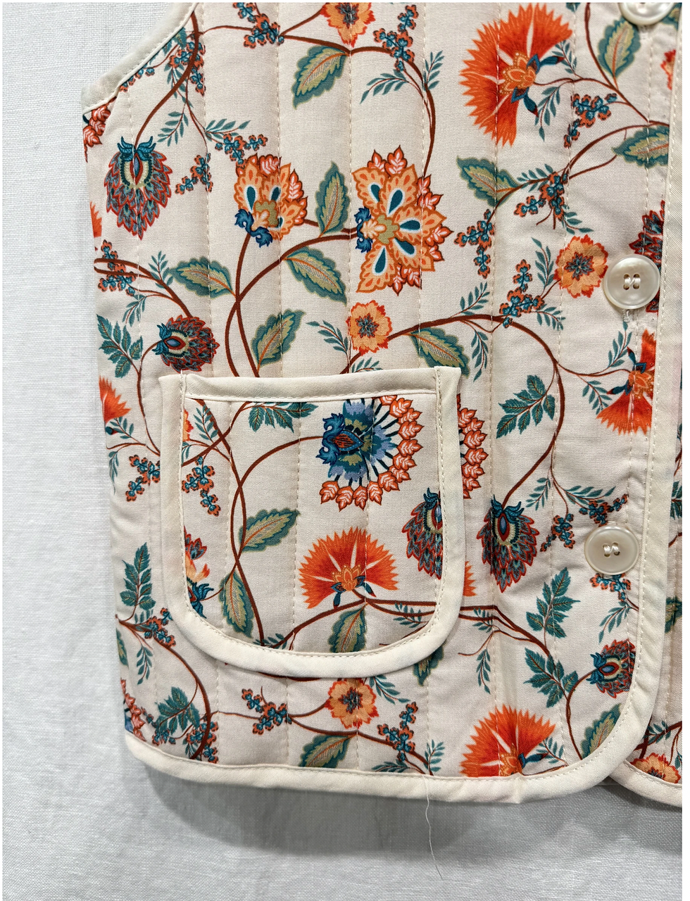 Miniature : Veste sans manches matelassée à imprimé floral