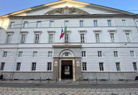 Edificio storico con facciata bianca dotato di serramenti personalizzati in legno-alluminio