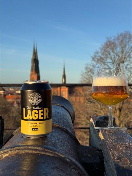 Slottskällan Lager – en sipp av svensk vattenhistoria, lanseras 1 mars 2025! 