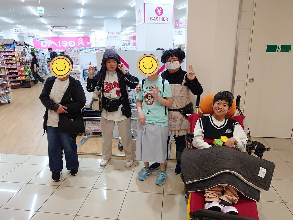 皆さん、それぞれお目当ての品物を見てまわります😍