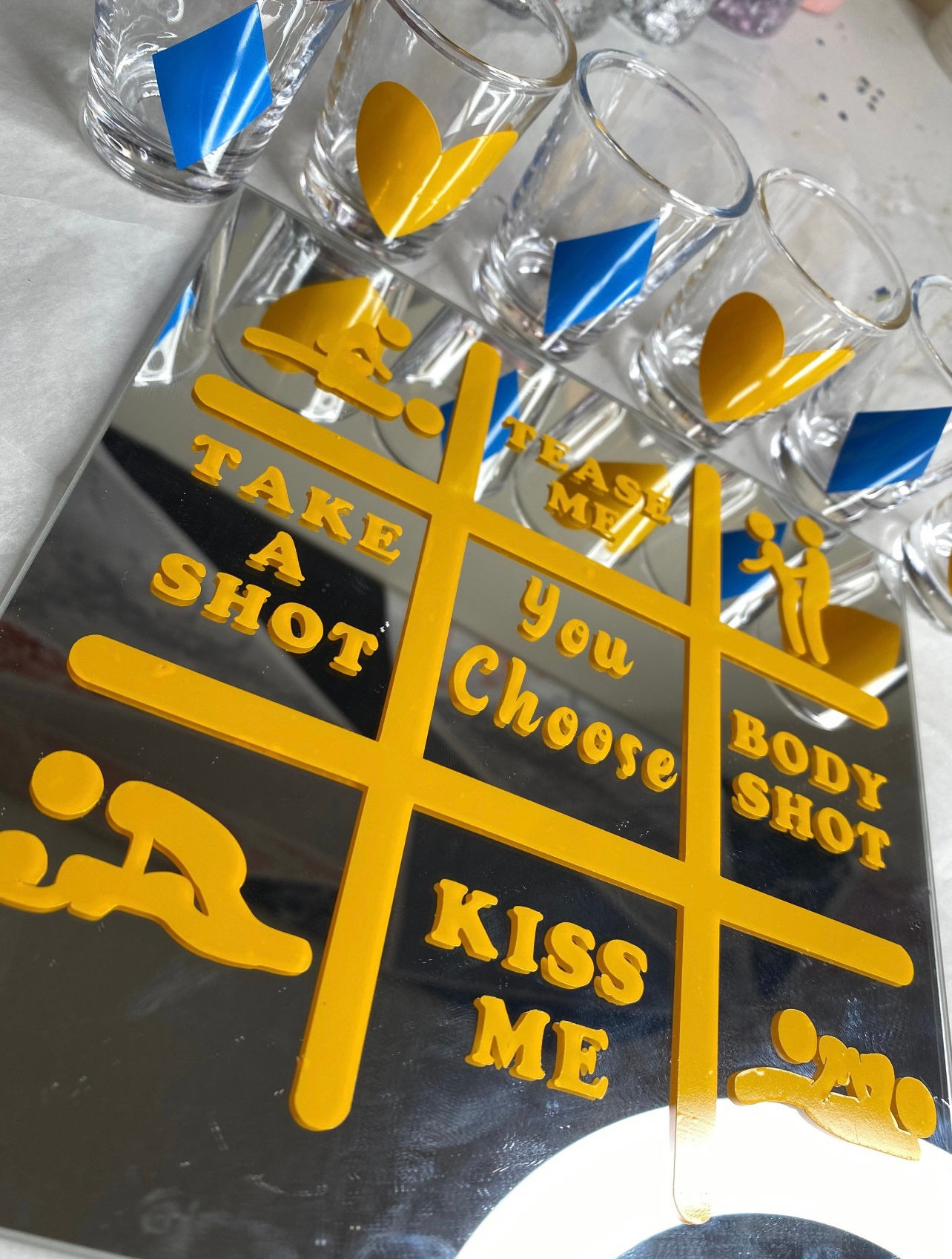 Adult tic-tac-toe w/6 shot glasses