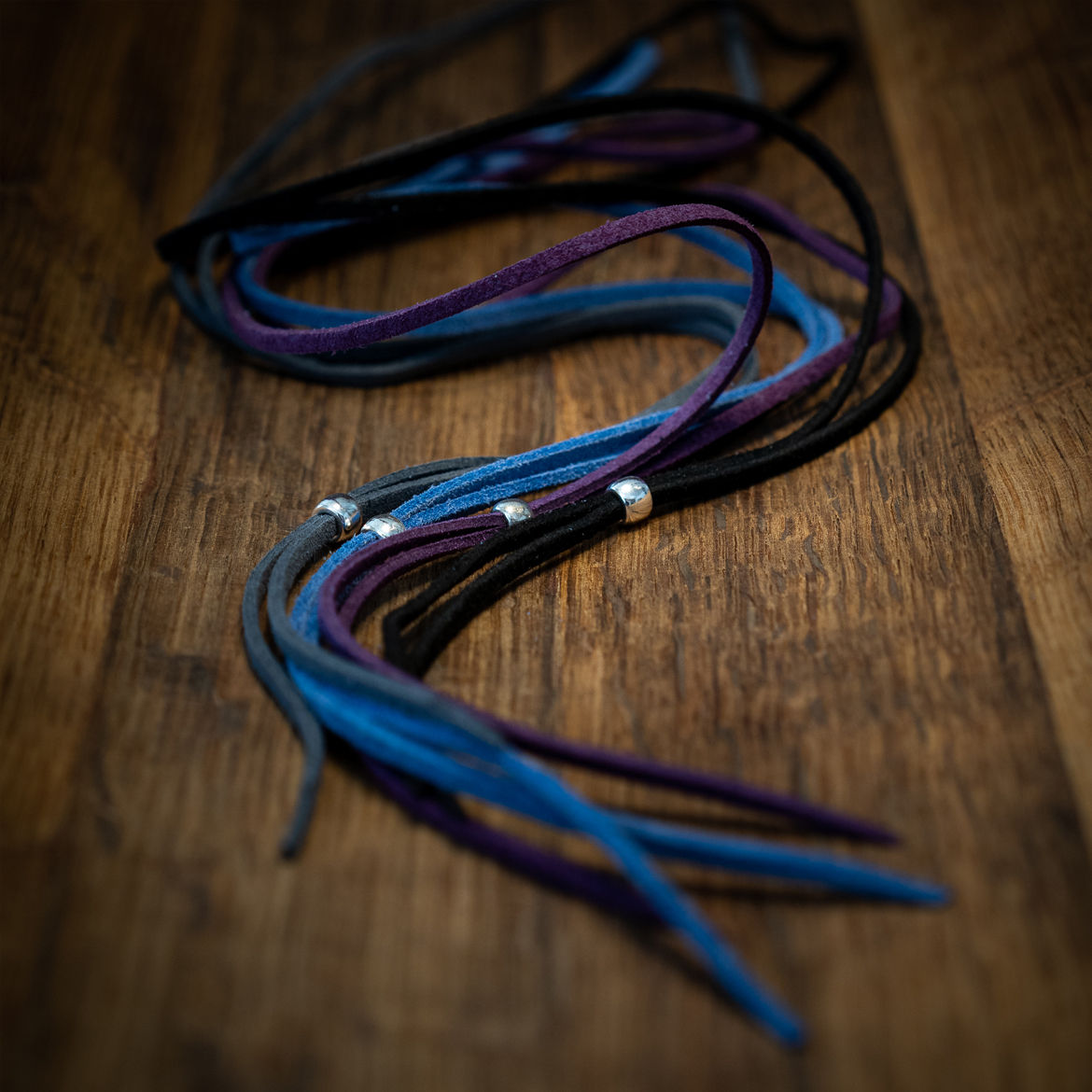 Alcantara-Bänder mit versilberter Schiebeperle