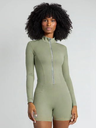 Modelo digital com roupa sobreposta, mostrando distorções em mãos e caimento da peça.