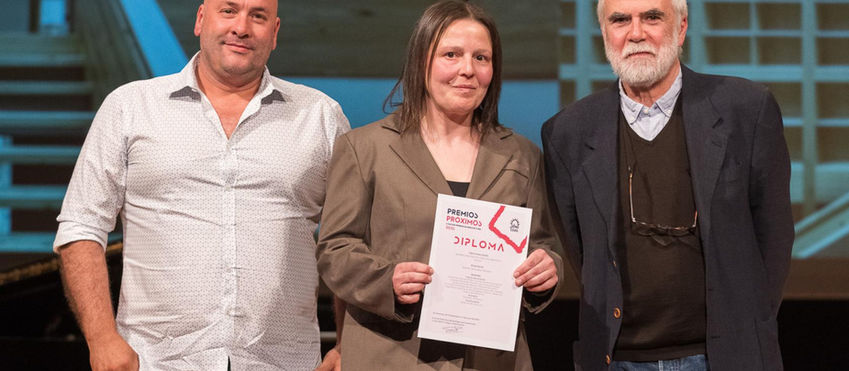 Los arquitectos autores de los proyectos del apeadero de Ribeira y de la rehabilitación del Pazo do Martelo, en Rianxo, recogen sus Premios ‘Próximos’