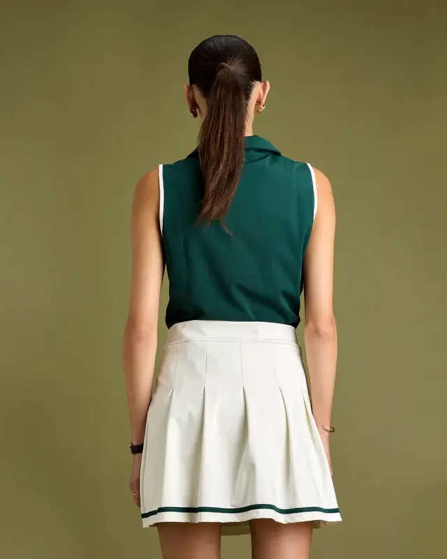 Miniature : The Mercer Tennis Polo Women Green porté par un modèle de dos en vue torso