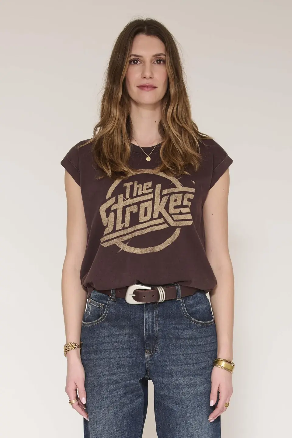 T-shirt Tweg Strokes MKT porté de face, vue sur le torso du modèle avec un jean et une ceinture