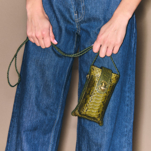 Miniature : Étui Double Marcus Claris Virot étui smartphone en python avec bandoulière et rabat à scarabée doré, format compact.