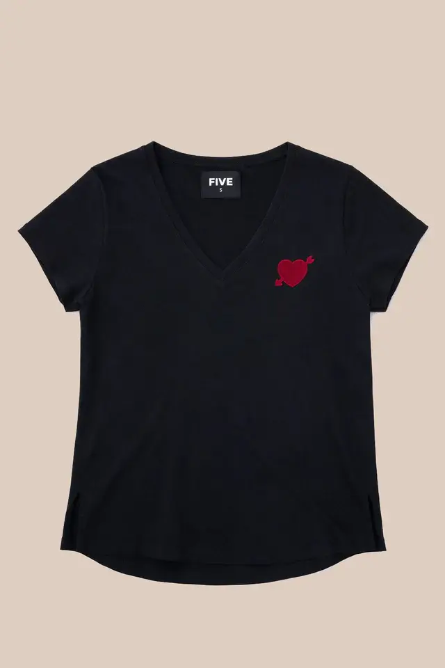 Tee-shirt Heart Five porté par un modèle de face en plan torso