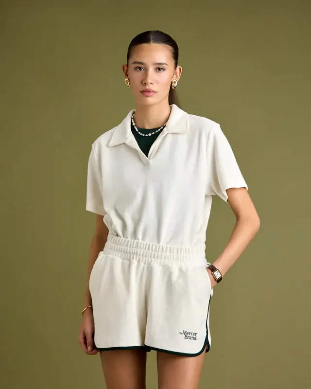 Miniature : The Mercer Terry Polo Women Off White porté par un modèle de face en vue torso sur fond uni