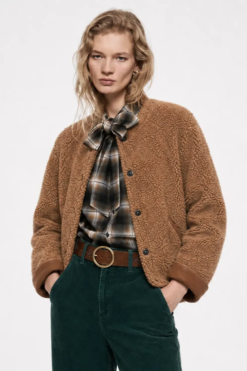 Manteau Mattea Five porté par un modèle de face, vue rapprochée du buste, les mains dans les poches du pantalon