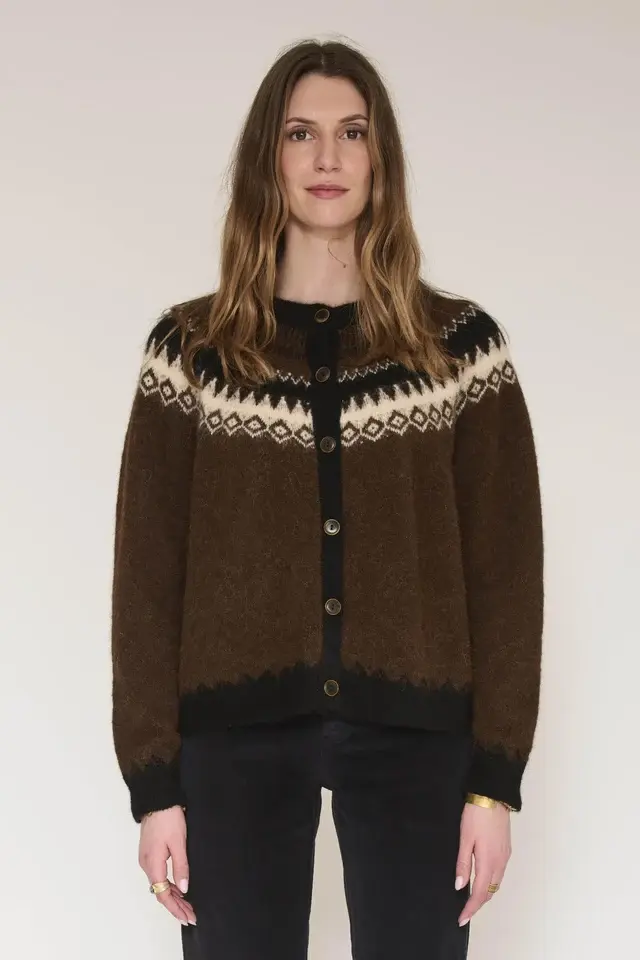 Cardigan Kmona MKT porté de face, vue sur le torso du modèle avec les mains sur les côtés