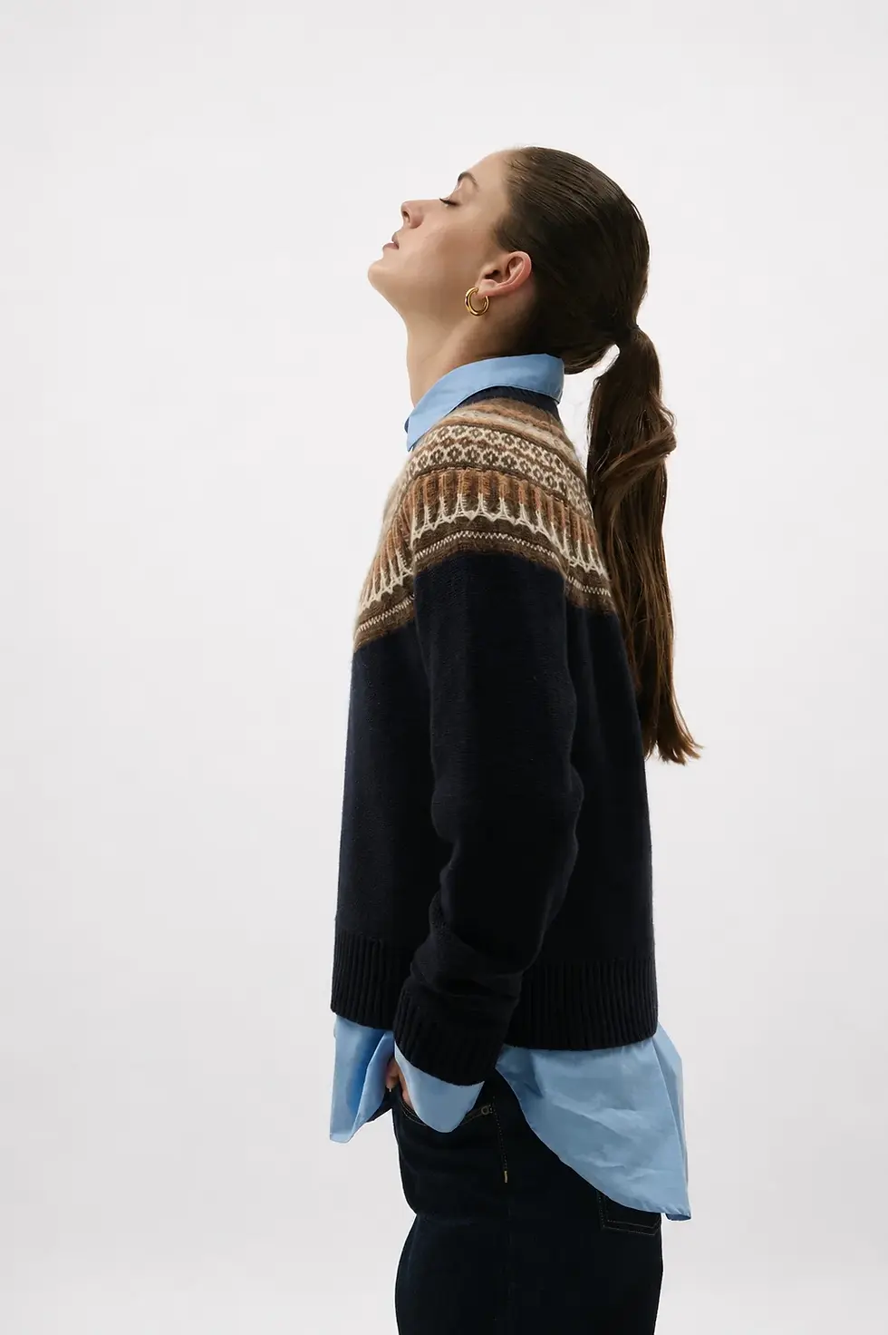 Pull Nordique Five Navy porté de côté, modèle avec les mains dans les poches avant du pantalon