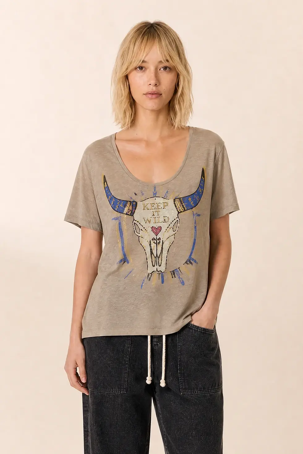 Tshirt Tizia Cow Leon & Harper Beige porté par un modèle de face, vue rapprochée du buste, une main dans la poche du pantalon