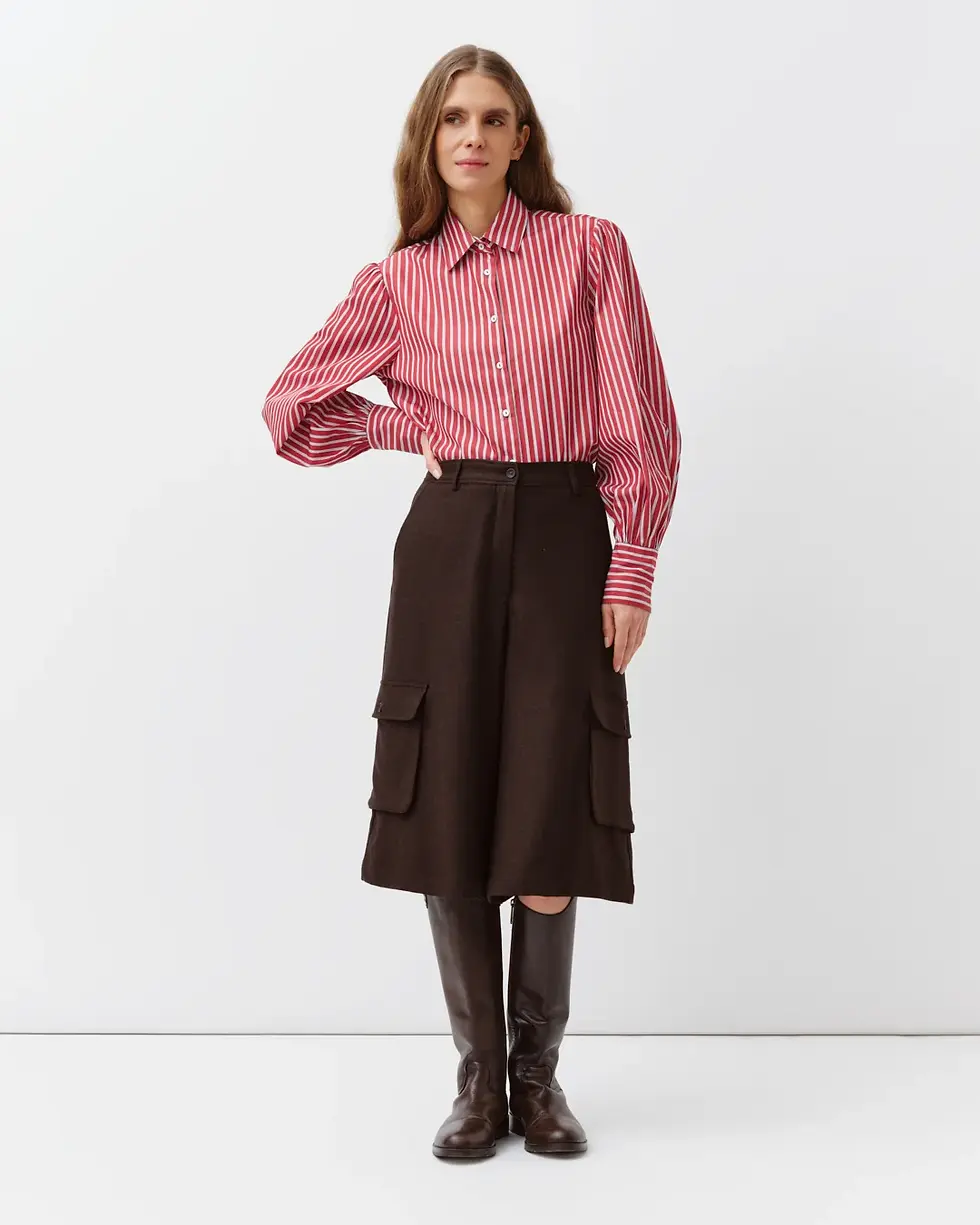 Chemise Candra Diega rouge blanc portée de face, modèle en pied avec un bermuda et des bottes