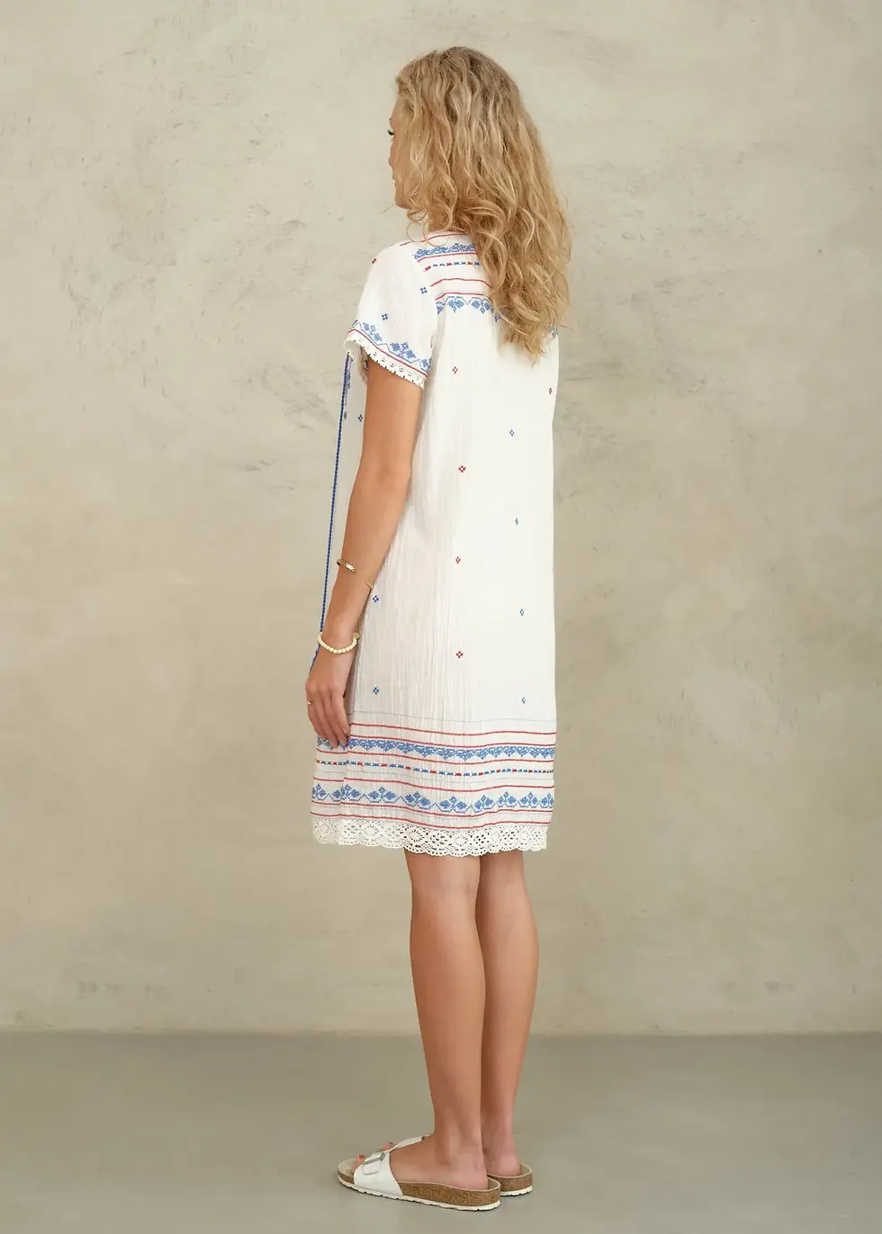 Robe Elsa Ecru Multicolor M.A.B.E portée en silhouette complète de dos
