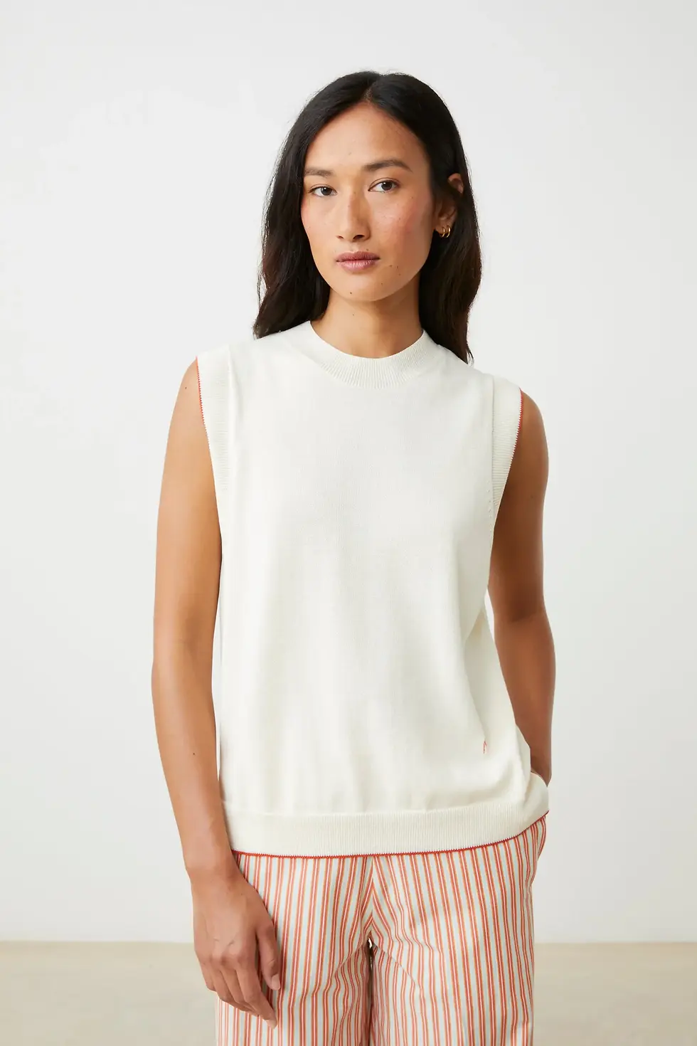 Pull Mary N°220 Letter Moismont porté par un modèle de face en vue torso