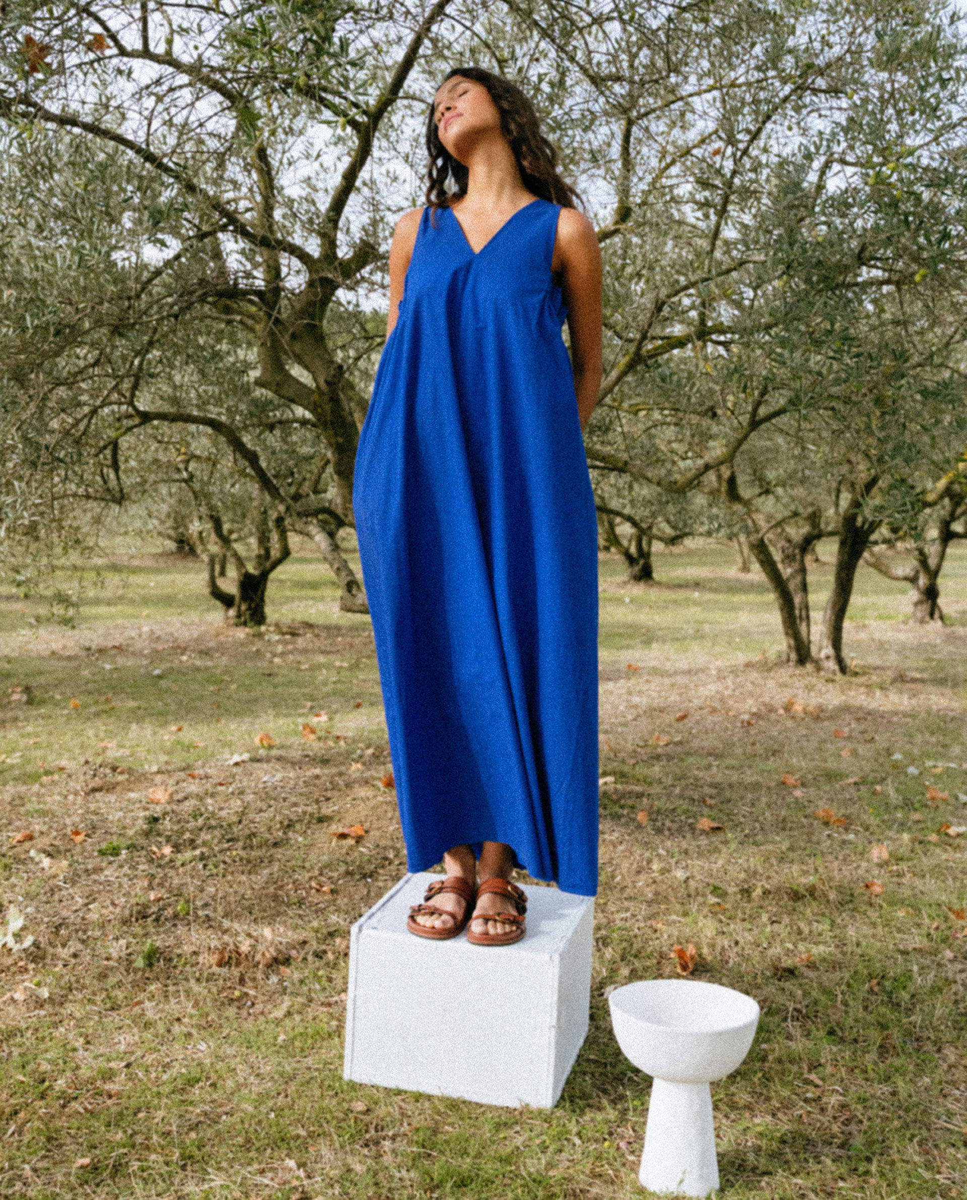 Robe Effy Work Tinsels portée en silhouette complète de face
