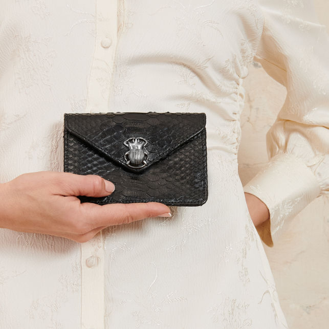 Portefeuille Alex Python Claris Virot portefeuille en python format compact avec texture brillante et signature Claris Virot.