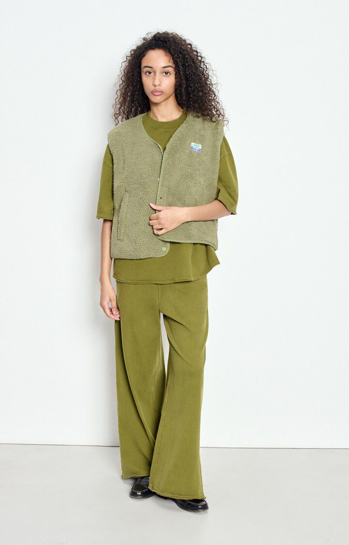 Veste Hoktown American Vintage Varan Chinem portée de face, modèle en pied avec un pantalon et un t-shirt vert