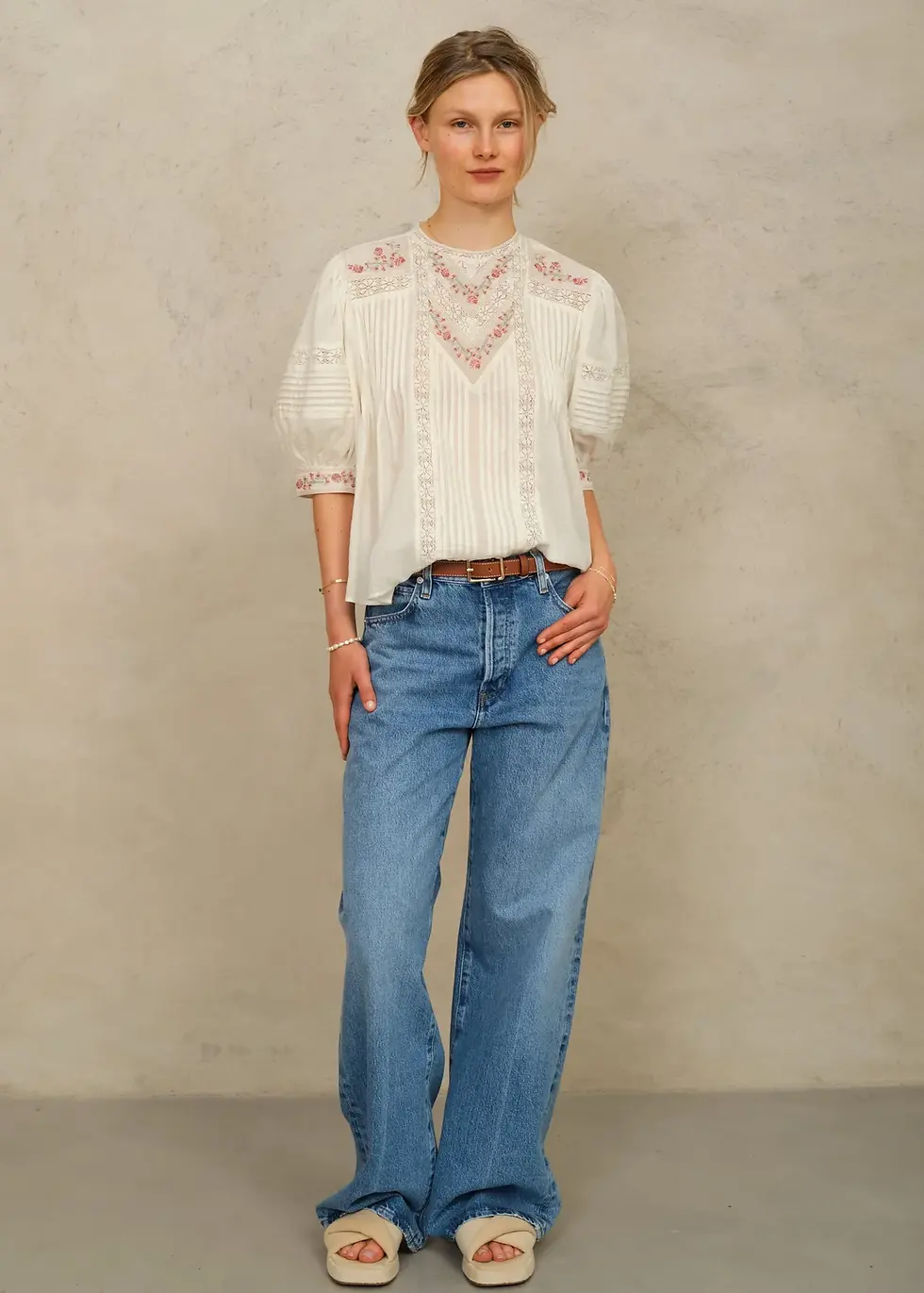 Top Fleur Écru M.A.B.E blouse en coton avec broderies florales et coupe légère.