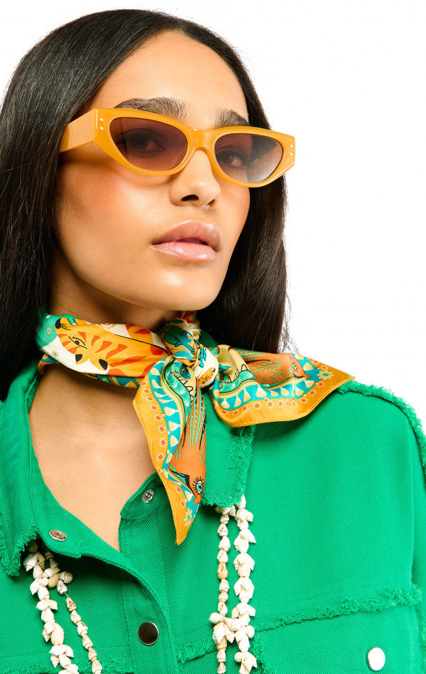 Mini Foulard Bandidas Vert Wild porté autour du cou avec imprimé coloré.