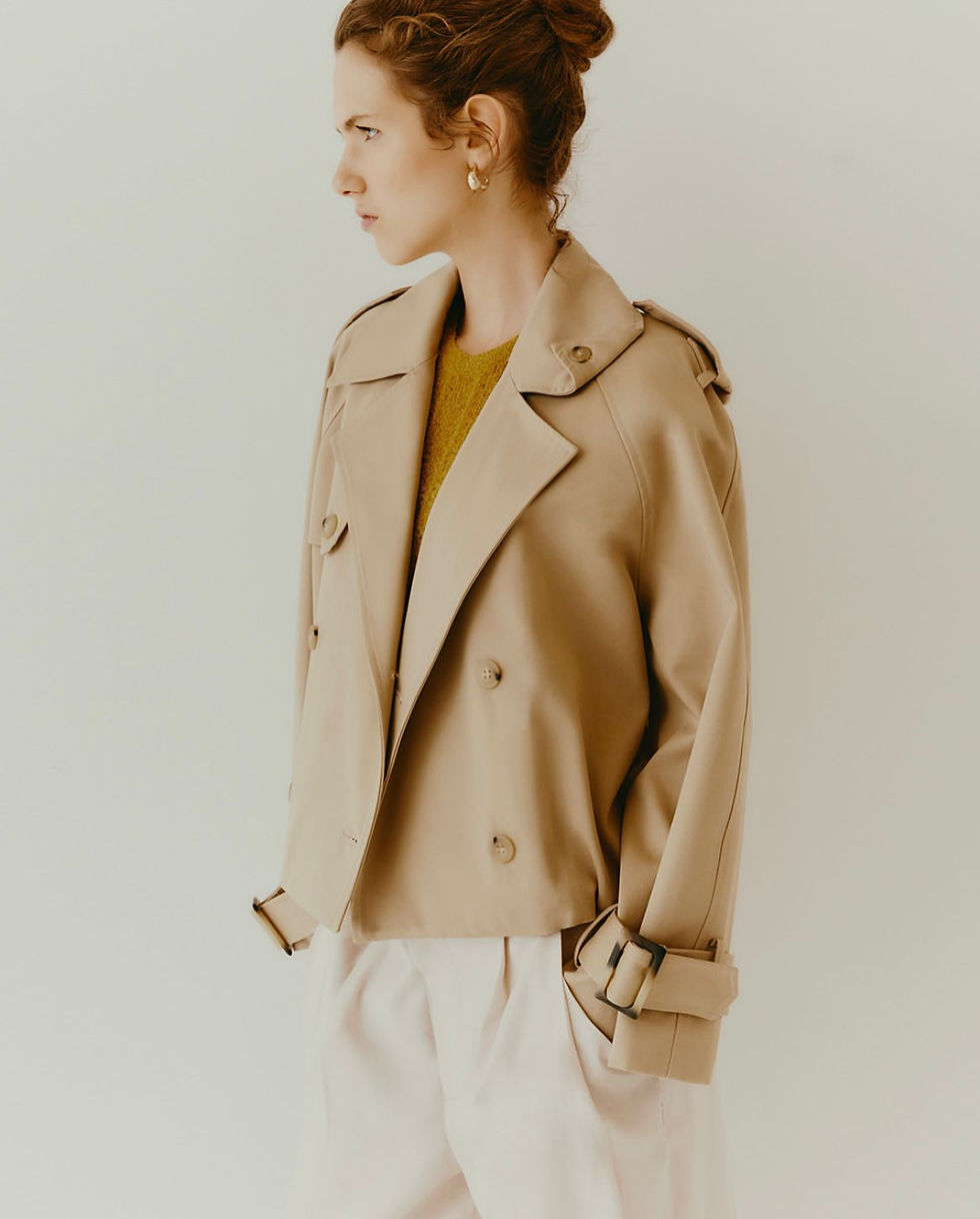 Miniature : Veste Solotre portée légèrement de côté avec coupe oversize élégante