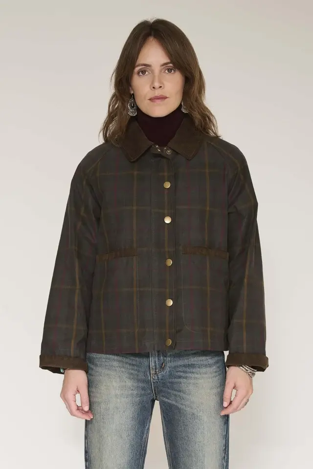 Manteau Mariela MKT porté de face, vue sur le torso du modèle