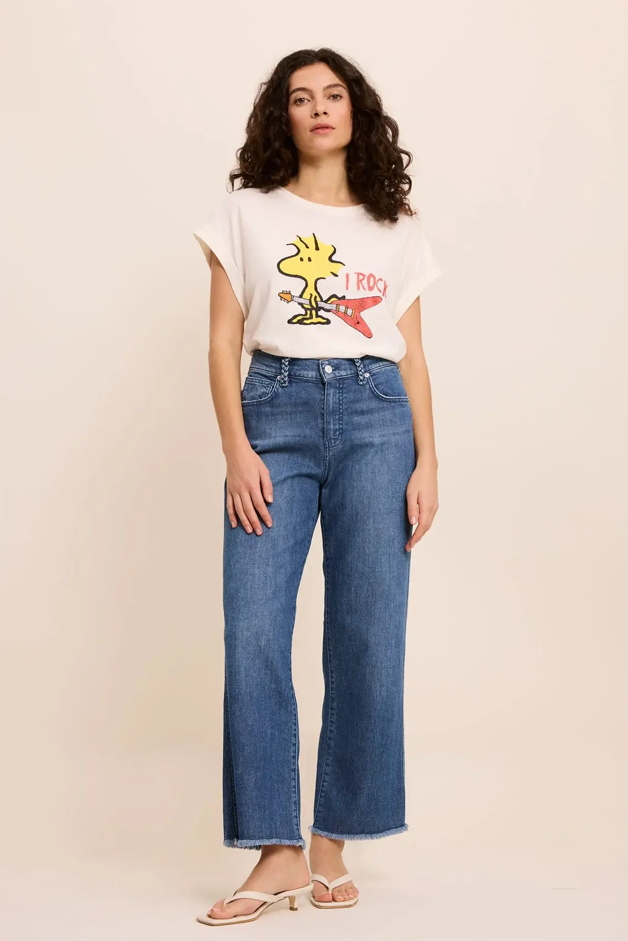Jeans Lena Crop Large Five porté par un modèle de face en vue corps entier