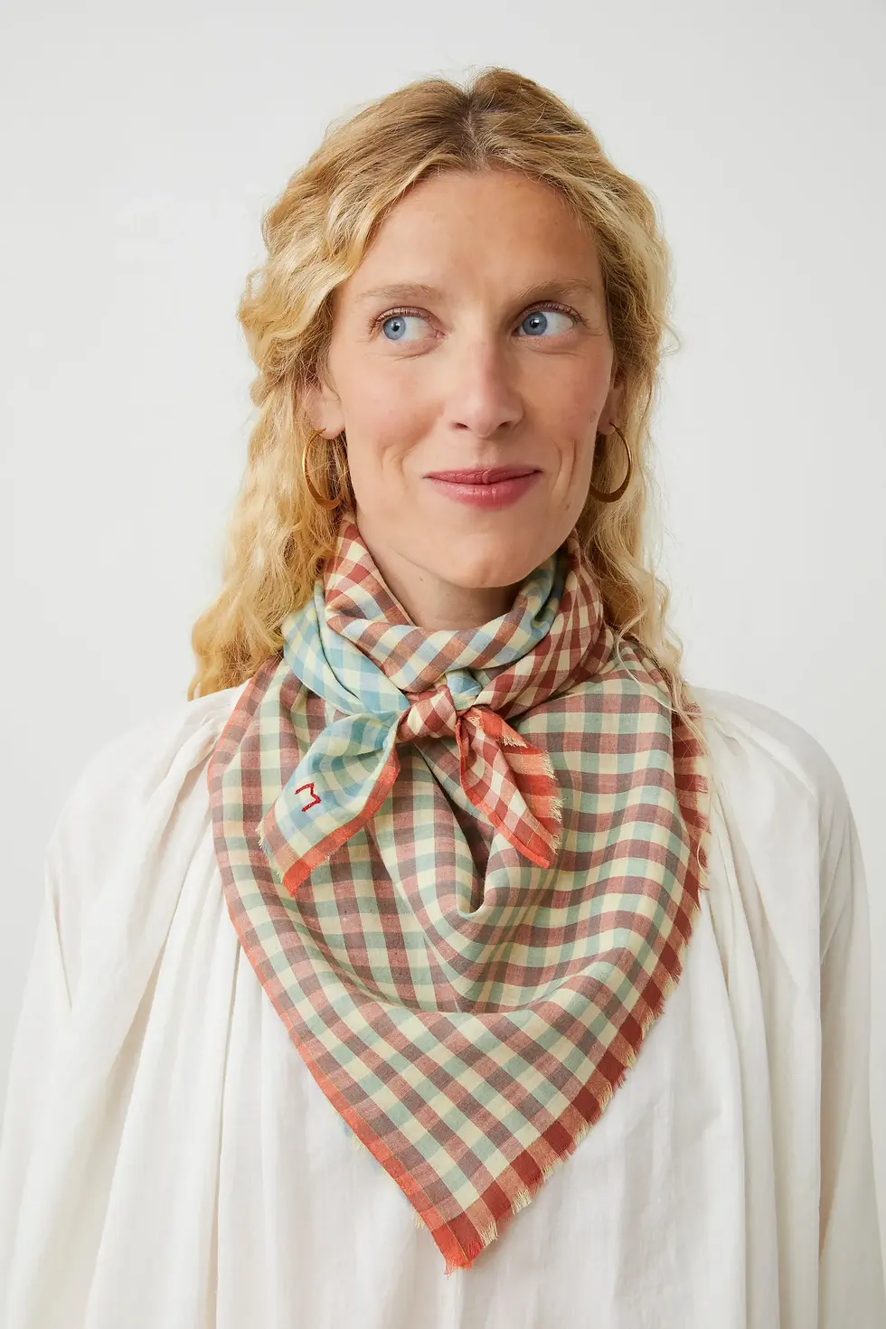 Foulard Poem N°821 Moismont Mineral porté par un modèle de face avec le foulard noué en triangle autour du cou