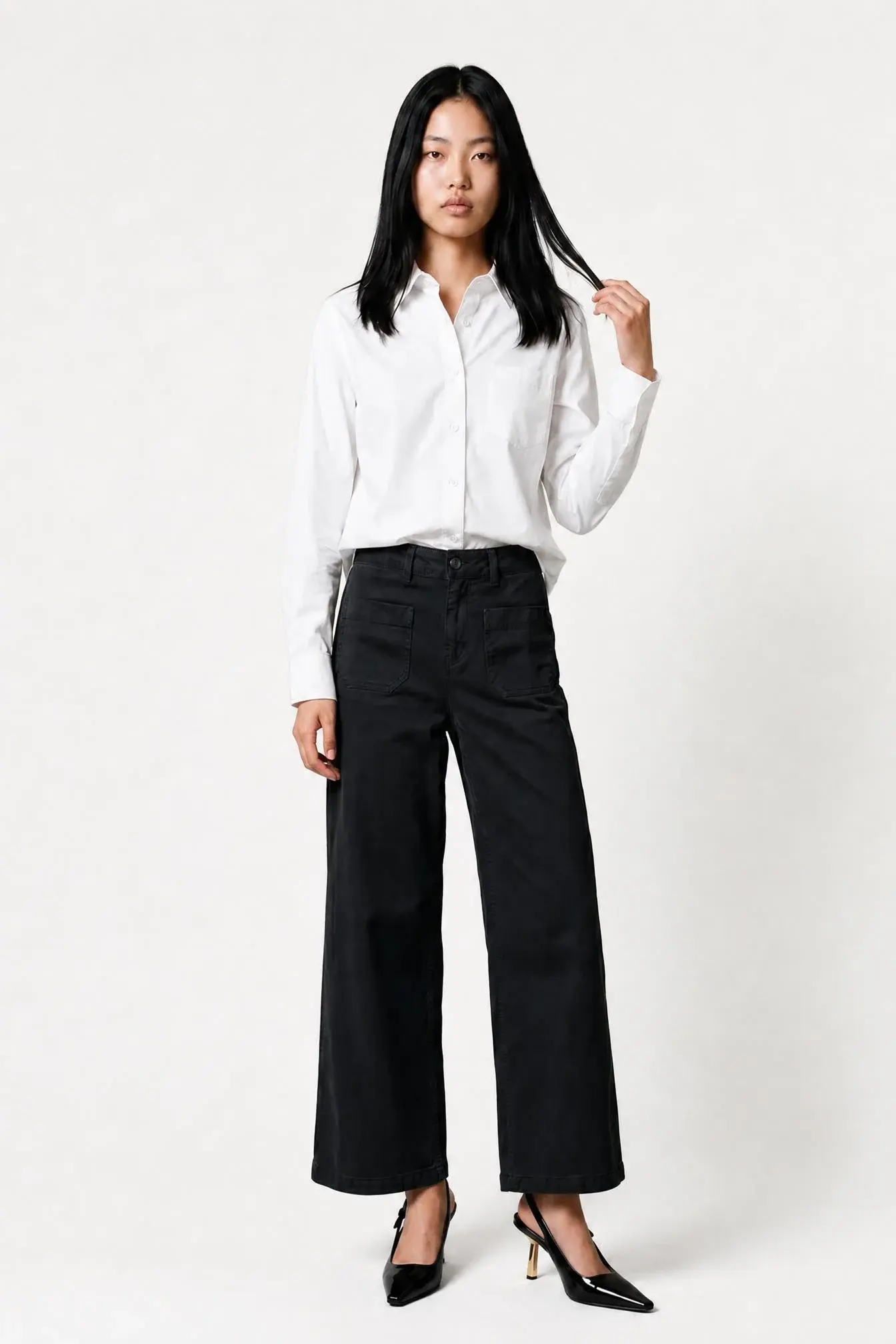 Pantalon Lucia Crop Large Five Night porté par un modèle de face, corps entier, associé à une chemise blanche et des talons