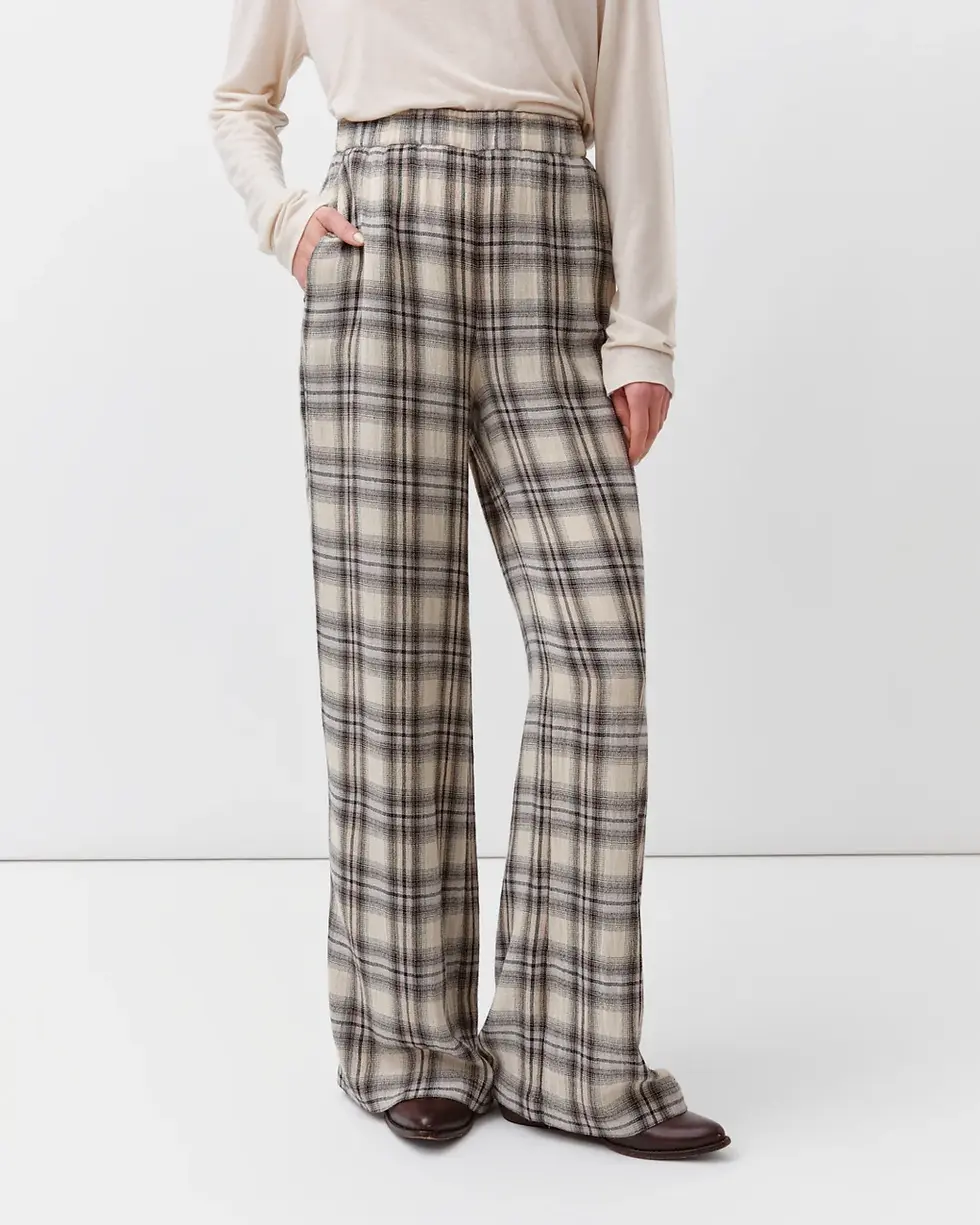 Pantalon Portorico Diega écru porté de face, vue de la taille jusqu’aux jambes