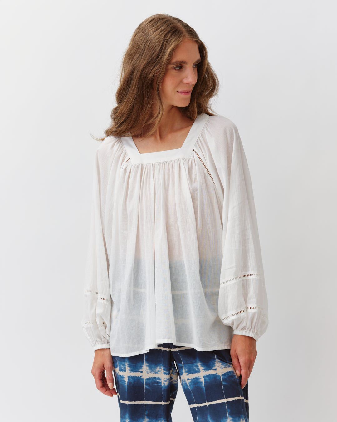 Top Tazao Diega top blanc avec encolure carrée et coupe fluide.