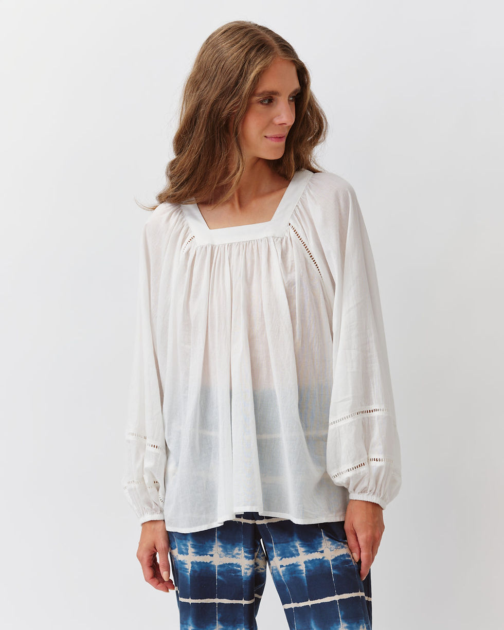 Top Tazao Diega top blanc avec encolure carrée et coupe fluide.