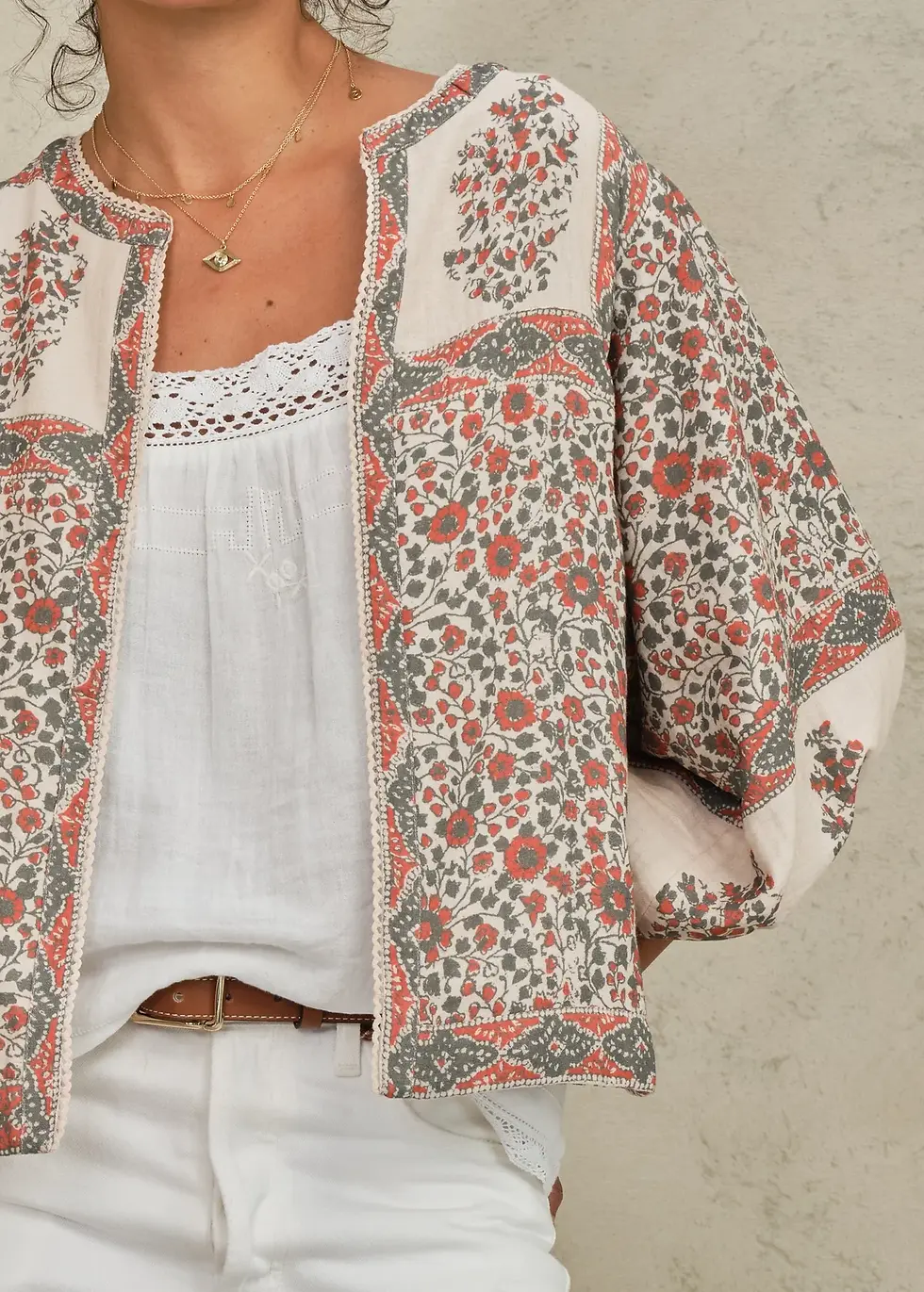 Veste Della Oxyde Kaki M.A.B.E détail de l’imprimé floral porté de face