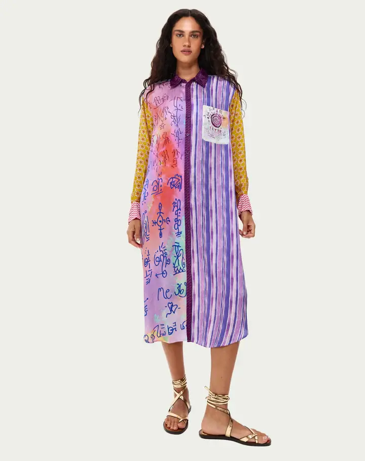 Vivi Runic Whisper Dress Me369 portée par un modèle de face en vue corps entier