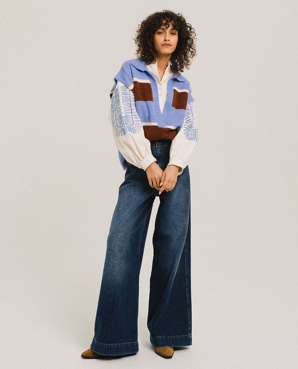 Pull UXUE Tinsels ciel porté par un modèle de face, corps entier