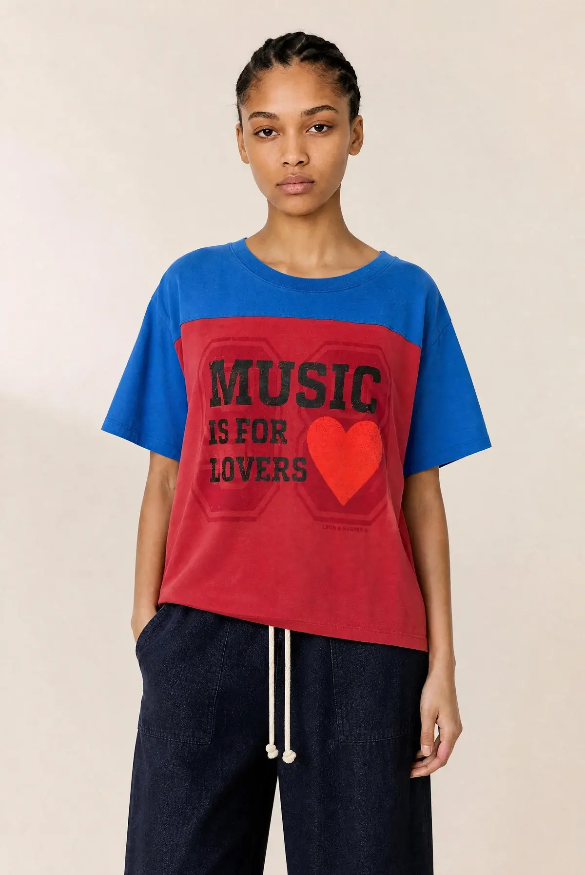 Tshirt Tulum Number Leon & Harper Red porté par un modèle de face, vue rapprochée du buste, associé à un pantalon noir, une m