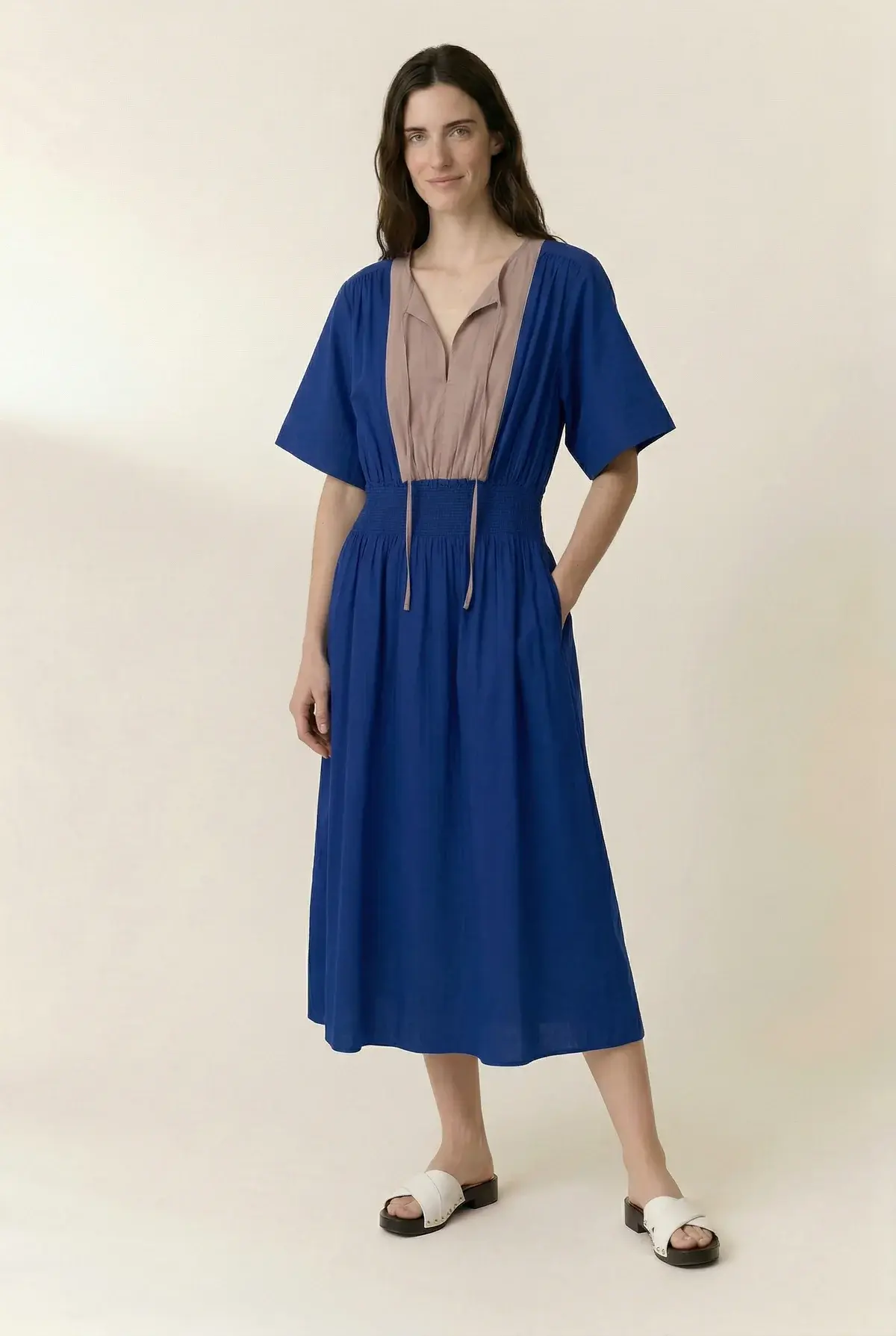 Robe Ronnie Bi Leon & Harper robe courte avec coupe évasée et taille smockée.